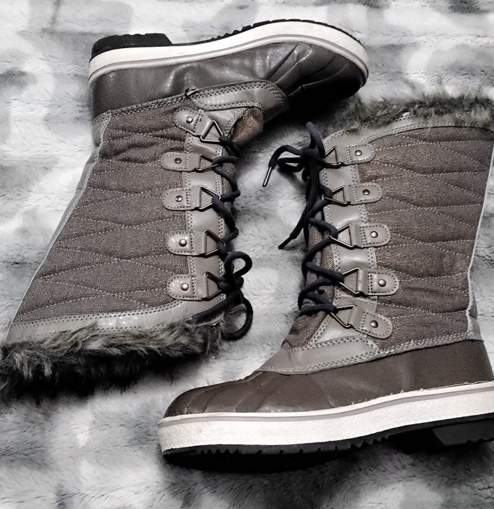 Time & Tru Women's Canvas Lace Up Boot    Size 7